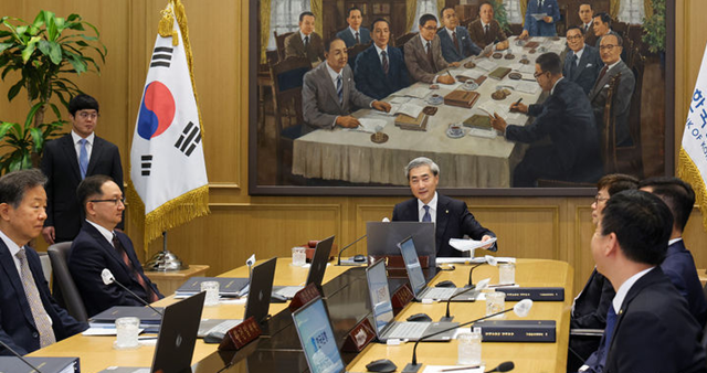 신현송 한국은행 총재가 28일 서울 중구 한국은행 본관에서 금융통화위원회 본회의를 주재하고 있다. /뉴시스
