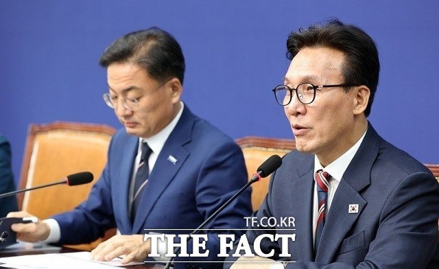더불어민주당에 신임 김민석 지도부가 들어섰지만, 교섭단체 요건 완화 약속이 지켜질진 미지수다. 사진은 김민석 민주당 대표(오른쪽)가 지난 24일 서울 여의도 국회에서 신장식 조국혁신당 대표를 예방하며 발언하는 모습. /뉴시스
