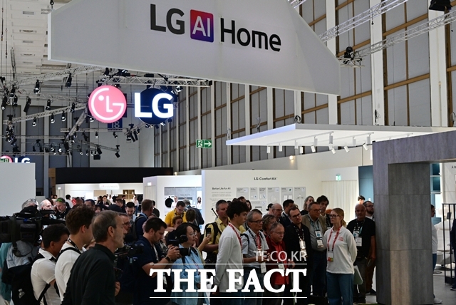 지난해 열린 'IFA 2025' LG전자 전시관을 찾은 관람객이 LG AI 홈 서비스에 관해 설명을 듣고 있다. /뉴시스