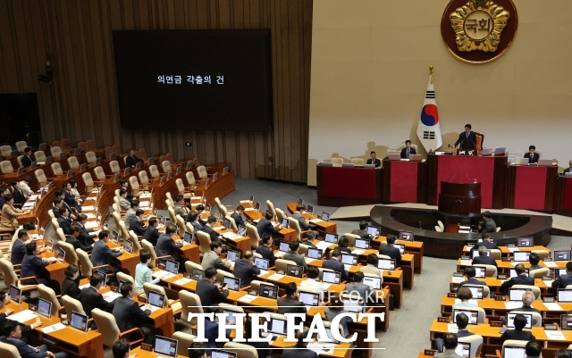 3일 서울 여의도 국회에서 열린 제439회 국회(정기회) 2차 본회의에서 의연금 갹출의 건이 가결되고 있다. /뉴시스