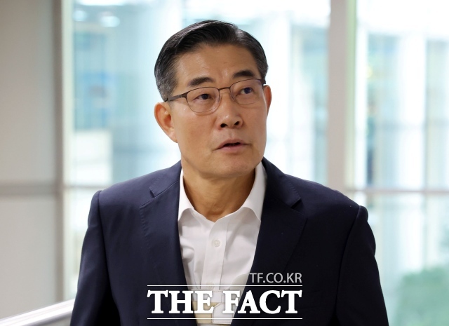 신원식 전 국가안보실장이 3일 오전 서울 서초구 서울고등법원에서 열린 윤석열 전 대통령의 내란 우두머리 혐의 속행 공판에 증인으로 출석하고 있다./뉴시스