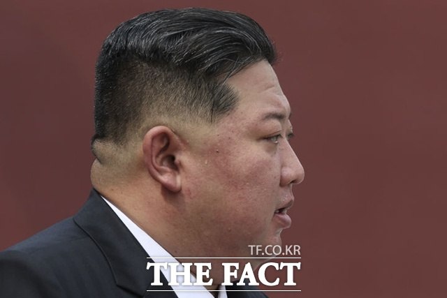 전시 상황에 관한 조항은 노동당 규약에 처음으로 들어갔다. 사진은 지난해 9월 3일(현지 시간) 중국 베이징 톈안먼 광장에서 열린 '중국 인민 항일 전쟁 및 세계 반파시스트 전쟁 승리(전승절)' 80주년 기념 열병식에 참석한 김 위원장 모습. /AP. 뉴시스