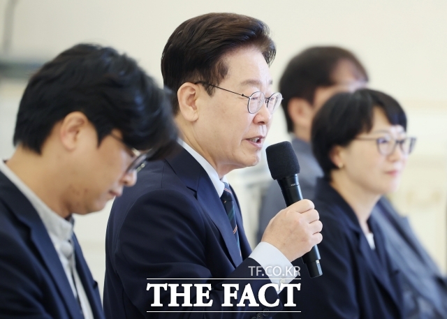 이재명 대통령이 4일 청와대에서 가진 시민사회 초청 간담회에서 발언하고 있다. /뉴시스
