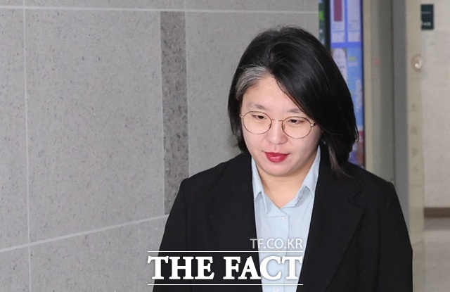 용 후보자가 지난달 31일 서울 여의도 국회 의원회관 사무실로 출근하는 모습. 국민의힘은 각종 논란에 휩싸인 용 후보자는 자격 미달이라며 이 대통령에게 지명 철회를 촉구하고 있다. /뉴시스