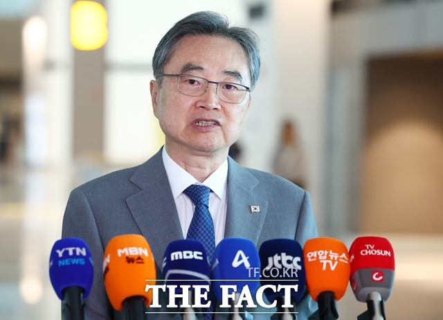 대홍수가 발생한 네팔을 방문하는 조현 외교부 장관이 5일 인천국제공항 제2여객터미널에서 출국하기 전 도어스테핑을 하고 있다. /뉴시스
