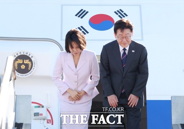 이재명 대통령과 영부인 김혜경 여사가 6일 경기도 성남 서울공항에서 프랑스 국빈방문을 위해 공군1호기에 오르며 인사하고 있다. /뉴시스