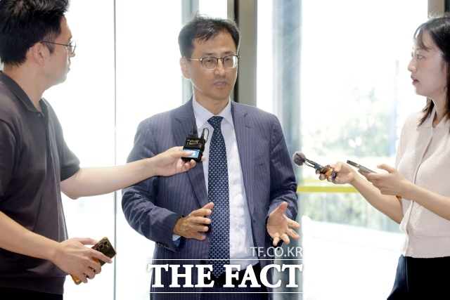 6·3 지방선거 투표용지 부족 사태 등 중앙선거관리위원회를 둘러싼 의혹을 수사할 이태한 특별검사팀(선관위 특검)이 7일 공식 출범한다. 이태한 특별검사가 지난달 25일 조순열 서울지방변호사회장을 예방하기 위해 서울 서초구 서울지방변호사회관으로 들어서며 취재진 질문에 답변하고 있다./뉴시스