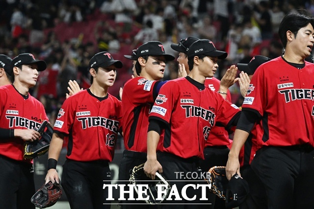 KIA는 kt와 주말 홈 3연전을 싹쓸이하고 상위권 진입의 전기를 마련했다. 4위 KIA는 3위 LG에 반 경기 차로 바짝 다가섰다. 6일 kt를 8-3으로 누른 KIA 선수들이 승리를 자축하고 있다. /광주=뉴시스