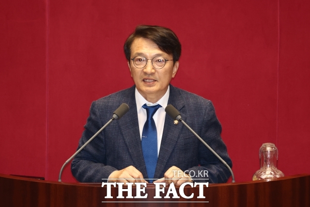 김의겸 더불어민주당 의원이 김승원 법무부 장관 후보자 관련 수사기록을 공개한 한동훈 무소속 의원을 향해 일부 내용만 선별해 의혹을 부풀리고 있다고 비판했다. 사진은 김 의원. /뉴시스