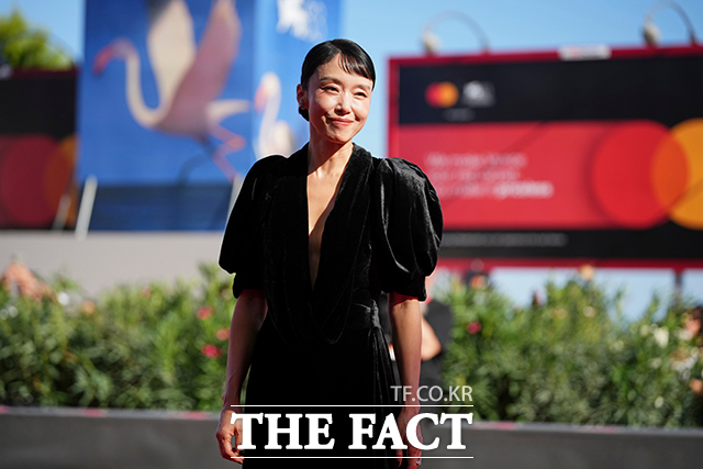 '가능한 사랑' 레드카펫 행사 참석한 배우 전도연. /베네치아=AP.뉴시스