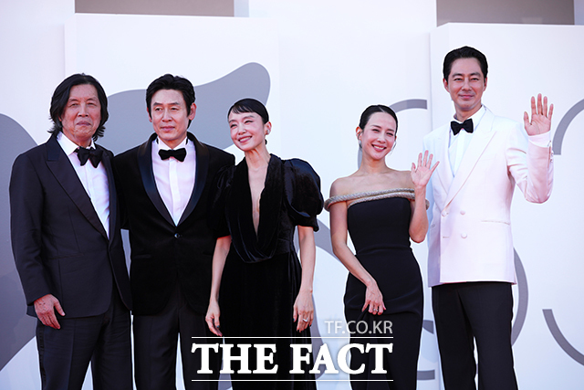 영화 '가능한 사랑'의 주역들이 포즈를 취하고 있다. /베네치아=AP.뉴시스