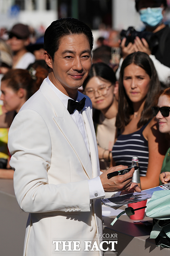 팬들에게 사인하는 조인성. /베네치아=AP.뉴시스
