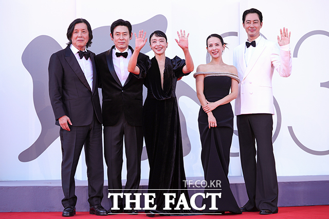 이창동 감독(왼쪽)이 6일(현지시간) 이탈리아 베네치아에서 열린 제83회 베니스국제영화제 영화 '가능한 사랑' 레드카펫 행사에서 출연진과 함께 포즈를 취하고 있다. 왼쪽부터 이 감독, 배우 설경구, 전도연, 조여정, 조인성. /베네치아=AP.뉴시스
