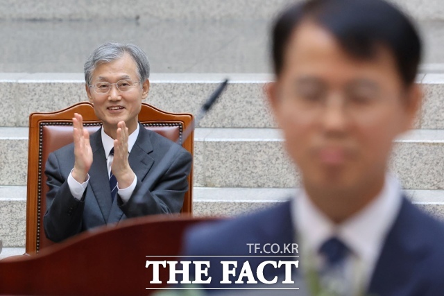 조희대 대법원장이 7일 서울 서초구 대법원에서 열린 이흥구 대법관 퇴임식에서 박수치고 있다./뉴시스