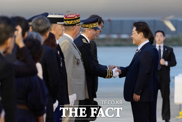 프랑스 국빈방문 중인 이재명 대통령이 7일(현지시간) 파리 오를리 국제공항에 도착해 환영 인사들과 악수하고 있다. /뉴시스