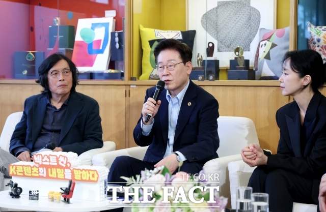 이재명 대통령이 7일(현지시간) 프랑스 생폴드방스 마그재단 부티크룸에서 열린 영화인 간담회에서 발언하고 있다. /뉴시스