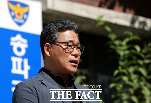 '인천세관 마약수사 외압 의혹'을 제기한 백해룡 경정이 8일 서울 송파경찰서 앞에서 임은정 서울동부지검장에 대한 직권남용권리행사방해 및 허위사실 적시 명예훼손 혐의 고소인 조사 전 기자회견을 하고 있다. /뉴시스