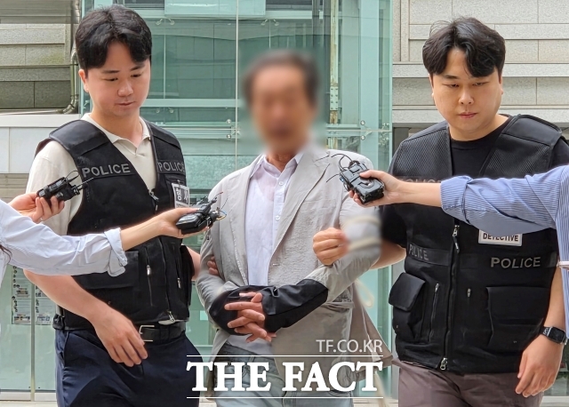 국회 '6·3 지방선거 투표용지 부족 사태 국정조사특별위원회'(국조특위)의 개표소 현장조사를 방해한 60대 남성이 1심에서 징역형 집행유예를 선고받았다. 사진은 임모(60) 씨가 지난 7월4일 서울동부지법에서 열린 구속 전 피의자 심문(영장실질심사)에 출석하는 모습. /뉴시스