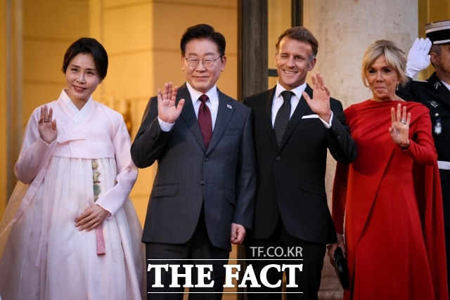 이재명 대통령 부부와 에마뉘엘 마크롱 대통령 부부가 8일(현지시간) 프랑스 파리 엘리제궁에서 국빈만찬에 앞서 기념촬영을 하고 있다. /AP·뉴시스