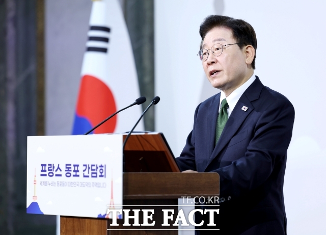 이재명 대통령이 9일(현지시간) 프랑스 파리의 한 호텔에서 열린 동포 오찬간담회에서 인사말을 하고 있다. /뉴시스