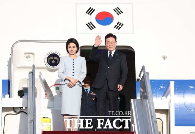 이재명 대통령과 영부인 김혜경 여사가 9일(현지시간) 프랑스 파리 오를리 국제공항에서 출국을 위해 공군1호기에 올라 인사하고 있다. /뉴시스