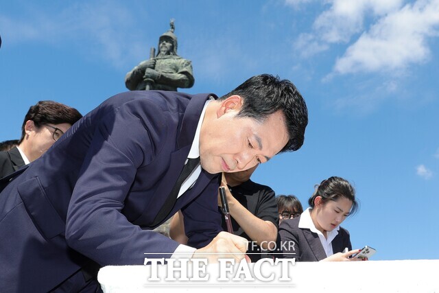장동혁 국민의힘 대표가 11일 오전 경남 창원특례시 충무공 이순신 장군 동상을 찾아 방명록을 작성하고 있다. /국민의힘