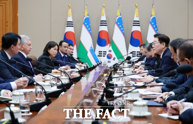 이재명 대통령과 샤브카트 미르지요예프 우즈베키스탄 대통령이 14일 청와대에서 정상회담을 갖고 있다. /뉴시스