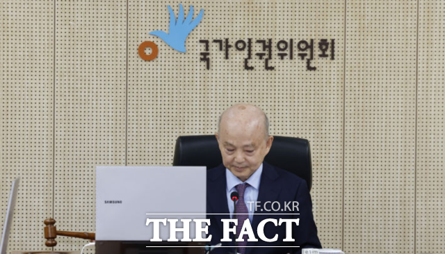 국가인권위원회(인권위)가 14일 오후 개최된 제15차 전원위원회(전원위)에 '윤석열 전 대통령 방어권 보장 권고안 폐기 및 대국민 사과' 안건을 상정했다. 다만 약 4시간의 격론이 오갔음에도 안건 상정에 그쳤을 뿐 안건이 의결되지는 않았다. /뉴시스