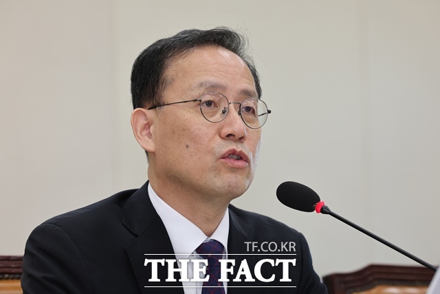 이형일 부총리 겸 재정경제부장관 후보가 15일 여의도 국회에서 열린 제439회 국회(정기회) 재정경제기획위원회 국무위원후보자(부총리 겸 재정경제부장관 이형일) 인사청문회에서 의원 질의에 답하고 있다. /뉴시스