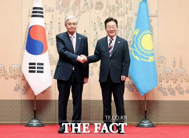 이재명 대통령이 15일 청와대에서 열린 공식환영식에서 국빈방한한 카심-조마르트 토카예프 카자흐스탄 대통령과 기념촬영을 하고 있다. /뉴시스
