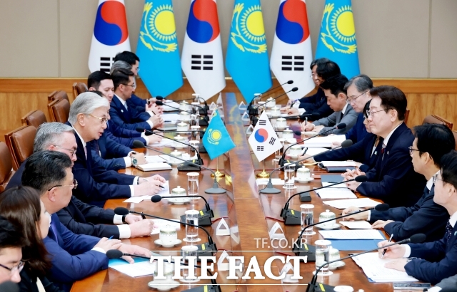 이재명 대통령이 15일 청와대에서 카슴-조마르트 토카예프 카자흐스탄 대통령과 정상회담을 갖고 있다. /뉴시스