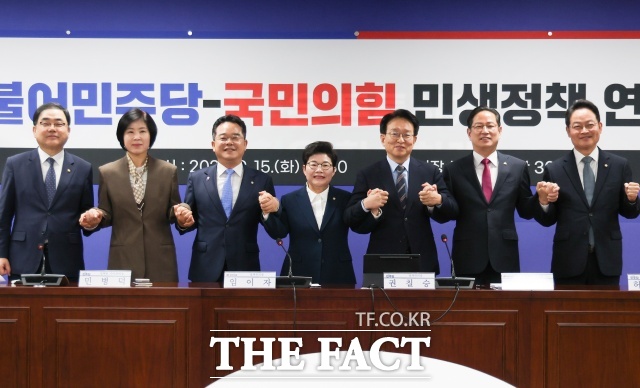 더불어민주당과 국민의힘 정책위원회가 여야 간 이견이 크지 않은 민생 법안을 우선 처리하고, 부동산·세제 개편과 경찰·연금개혁 등 입장 차가 큰 현안에 대해서도 별도의 협의 채널을 가동해 접점을 모색하기로 했다. 사진은 권칠승(오른쪽 세번째) 더불어민주당 정책위 의장과 임이자 국민의힘 정책위 의장을 비롯한 참석자들이 15일 오전 서울 여의도 국회 의원회관에서 열린 더불어민주당-국민의힘 정책위, 민생정책 연석회의에서 발언하고 있다. 왼쪽부터 허성무 민주당 정책위 상임부의장, 김미애 국민의힘 정책위 부의장, 민병덕 민주당 정책위 수석부의장, 임 국민의힘 정책위 의장, 권 민주당 정책위 의장, 박수영 국민의힘 정책위 부의장, 허영 민주당 정책위 수석부의장. /뉴시스