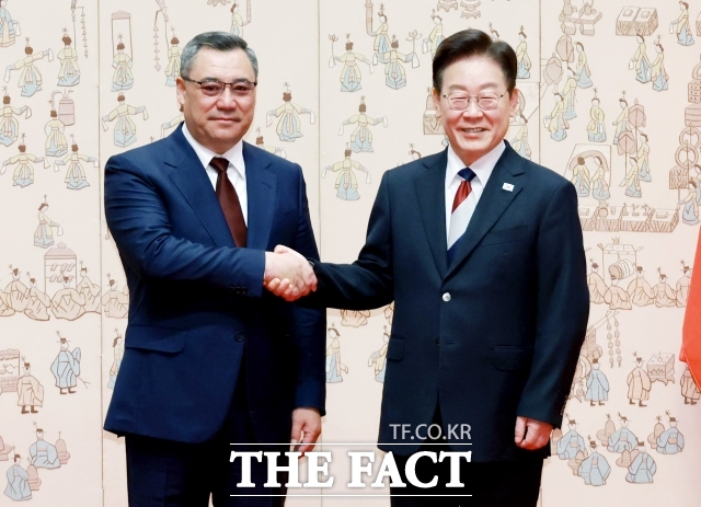 이재명 대통령이 16일 공식방한한 사디르 자파로프 키르기스스탄 대통령과 청와대에서 기념촬영을 하고 있다. /뉴시스