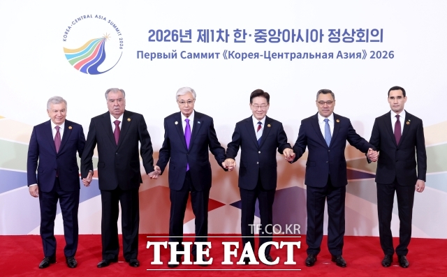 이재명 대통령은 16일 중앙아시아 5개국 정상과 만찬 자리에서 우리가 함께 달릴 미래의 실크로드는 에너지와 첨단기술, 기업과 시장을 하나로 이어주며 양국 청년들에게 꿈과 희망의 길을 새롭게 열어줄 것이라고 기대감을 드러냈다. 이 대통령이 이날 서울 한 호텔에서 주재한 한-중앙아시아 정상회의에서 5개국 정상들과 손을 맞잡고 기념촬영을 하고 있다. /뉴시스