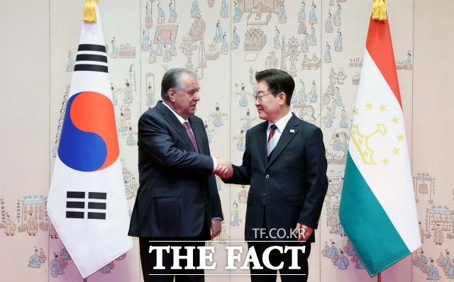 이재명 대통령이 16일 청와대에서 한-중앙아시아 정상회의 참석 차 공식방한한 에모말리 라흐몬 타지키스탄 대통령과 기념촬영을 하고 있다. /뉴시스