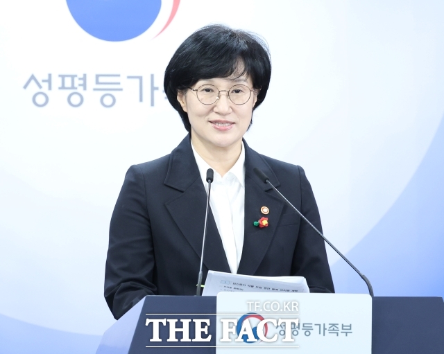 원민경 성평등가족부장관이 전날 서울 종로구 정부서울청사에서 인공임신중지 약물 도입 방안을 발표하고 있다. /뉴시스