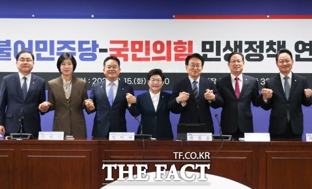 민주당과 국민의힘 정책위 소속 의원들이 여야가 번갈아 앉아 손을 맞잡았다. 사진은 15일 오전 국회의원회관에서 열린 민주당-국민의힘 정책위 민생정책 연석회의에서 기념촬영을 하고 있는 허성무 민주당 정책위 상임부의장(왼쪽부터), 김미애 국민의힘 정책위 부의장, 민병덕 민주당 정책위 수석부의장, 임이자 국민의힘 정책위의장, 권칠승 민주당 정책위의장, 박수영 국민의힘 정책위 부의장, 허영 민주당 정책위 수석부의장. /뉴시스