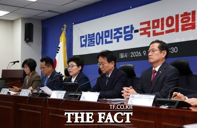 김민석 민주당 대표는 최근 교섭단체 대표연설에서 여야 의원들이 본회의장에 함께 섞어 앉는 자리 섞어 앉기를 제안했다. 사진은 15일 오전 서울 여의도 국회 의원관에서 열린 더불어민주당-국민의힘 정책위, 민생정책 연석회의에서 발언하고 있는 임 정책위의장. /뉴시스