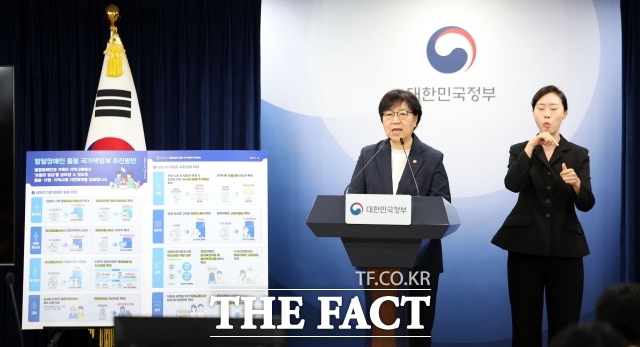 정부가 최중증 발달장애인 통합돌봄 서비스 대상을 내년 2760명으로 확대하기로 했지만, 제공인력과 기관 부족으로 기존 정원조차 절반가량만 이용하는 실정이다. 사진은 정은경 보건복지부 장관이 지난 10일 서울 종로구 정부서울청사에서 발달장애인 돌봄 국가책임제 추진방안을 브리핑하고 있는 모습. /뉴시스
