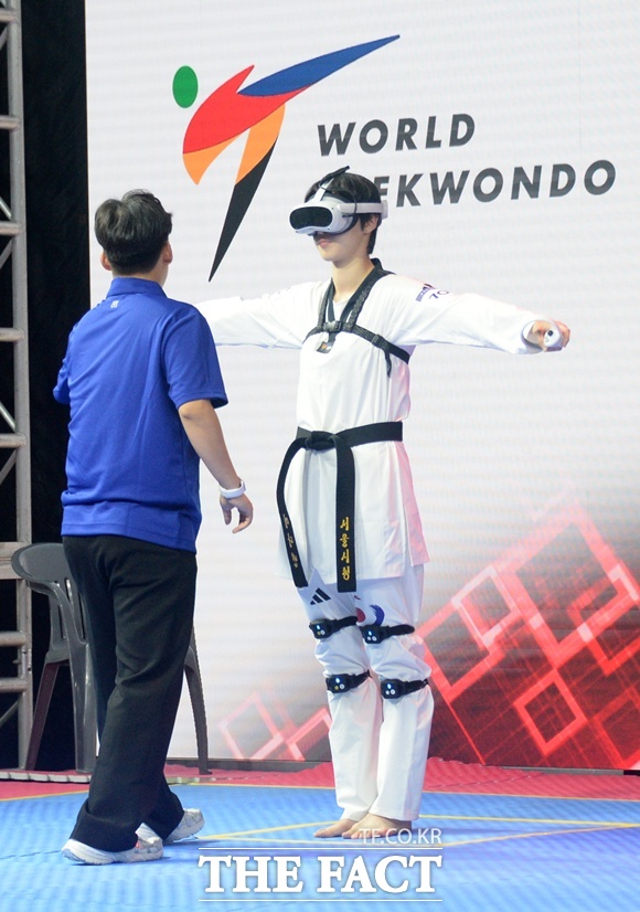2024 파리올림픽 태권도 메달리스트 이다빈 선수가 4일 전북 무주군 태권도원에서 열린 '무주 태권도원 2024 국제 오픈 버추얼 태권도 대회' 이벤트경기에 참석해 장비 성능을 확인하고 있다. /뉴시스