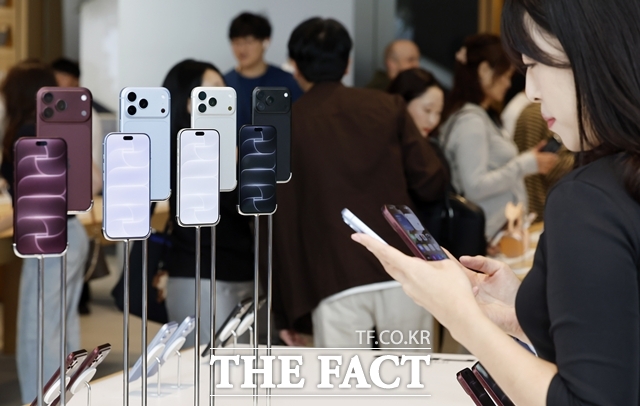18일 서울 중구 명동 애플스토어를 방문한 고객들이 '아이폰18프로' 시리즈를 살펴보고 있다. /뉴시스