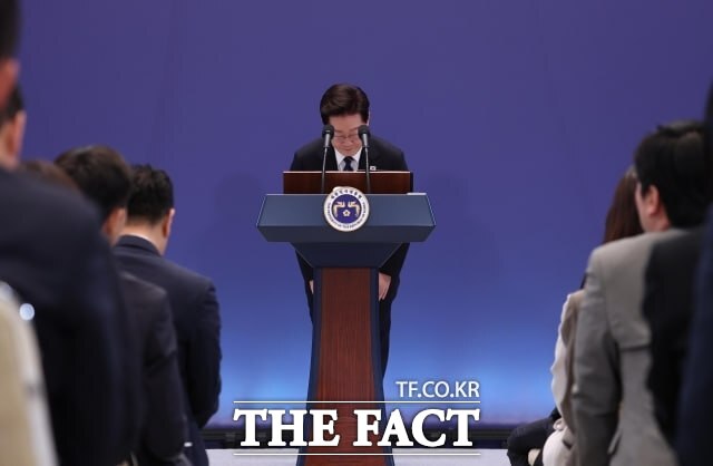 이재명 대통령이 18일 청와대 영빈관에서 가진 기자회견을 마친 뒤 인사하고 있다. 이 대통령은 이날 회견에서 연임 개헌 논란과 관련해 연임할 생각이 전혀 없다라고 밝혔다. /뉴시스