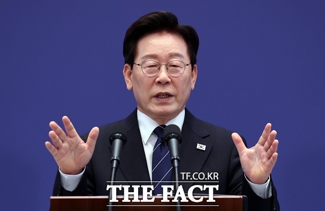 이재명 대통령이 18일 청와대 영빈관에서 열린 기자회견 '국민의 뜻, 국민의 삶 더 살피겠습니다'에서 취재진 질문에 답하고 있다. /뉴시스