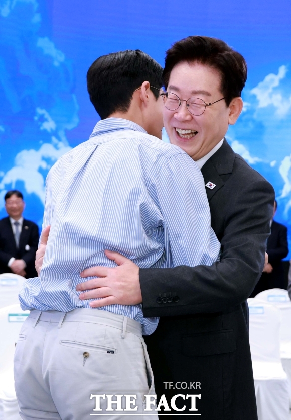 이재명 대통령이 19일 청와대에서 열린 '2026 청년의 날 기념식'에서 청년들과 포옹을 하고 있다. /뉴시스