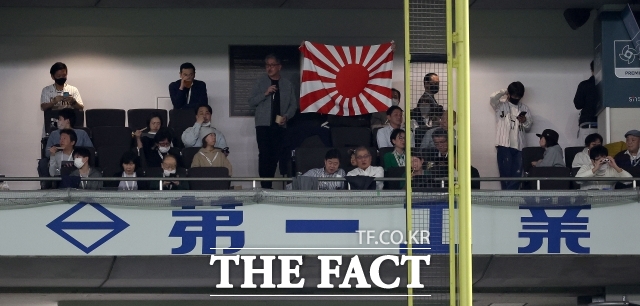 지난 2023년 3월 일본 도쿄돔에서 열린 월드 베이스볼 클래식(WBC) 일본과 대한민국의 경기에서 한 일본 야구팬이 욱일기를 들고 일본팀을 응원하고 있다. /뉴시스
