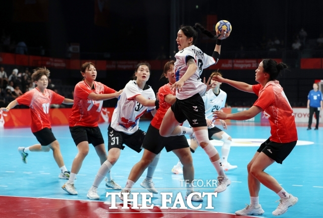 19일 일본 아이치현 이나자와 엔트리오에서 열린 핸드볼 여자 라운드로빈 1경기 한국과 홍콩의 경기에서 이연경(삼척시청)이 슛을 하고 있다. /이나자와=뉴시스