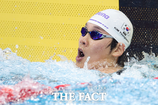 20일 일본 도쿄도 고토구 도쿄아쿠아틱스센터에서 열린 2026 아이치·나고야 아시안게임 경영 남자 자유영 100m 결선에서 한국 김영범이 기록 확인을 하고 있다. 김영범은 은메달을 획득했다. /뉴시스