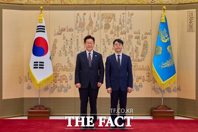이재명 대통령이 21일 청와대에서 김성수 대법관에게 임명장을 수여하고 기념 촬영을 하고 있다. /뉴시스