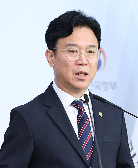 김영훈 고용노동부 장관이 15일 오전 서울 종로구 정부서울청사 별관에서 메가특구 특별법 관련 사회적 대화 제안 발표를 하고 있다./뉴시스