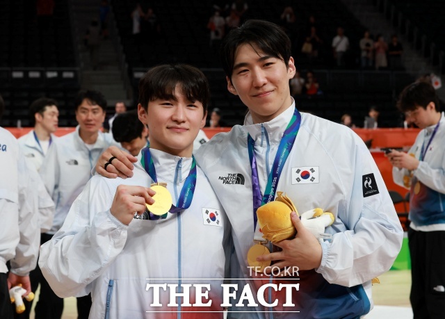 남자 농구 국가대표 문정현과 문유현이 2026 아이치·나고야 아시안게임에서 사상 첫 형제 동반 우승을 해냈다. 사진은 20일 오후(현지 시간) 일본 아이치현 나고야시 아이치 인터내셔널 아레나에서 열린 2026 아이치·나고야 아시안게임 남자 농구 결승 한국과 일본의 경기에서 일본을 이기고 금메달을 획득한 문정현-문유현 형제가 포즈를 취하고 있는 모습. /뉴시스